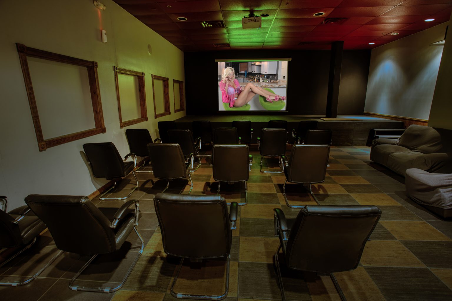 Aladdin’s Adult Theater – Aladdin's Dream Boutique and Gentlemen's Club